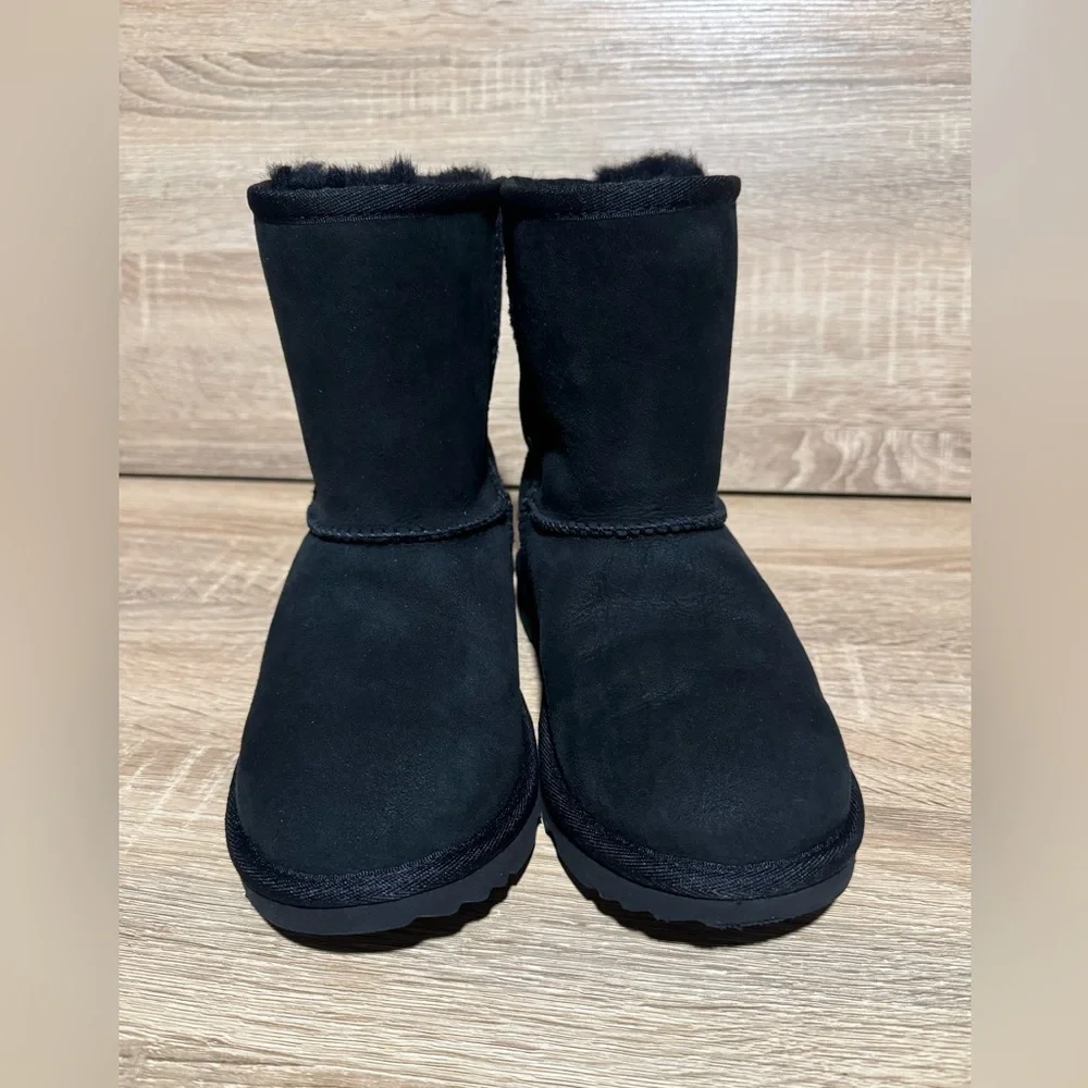 NIB UGG Classic II Kids 2 Black Winter Snow Boots size 2Y Shearling boys girls